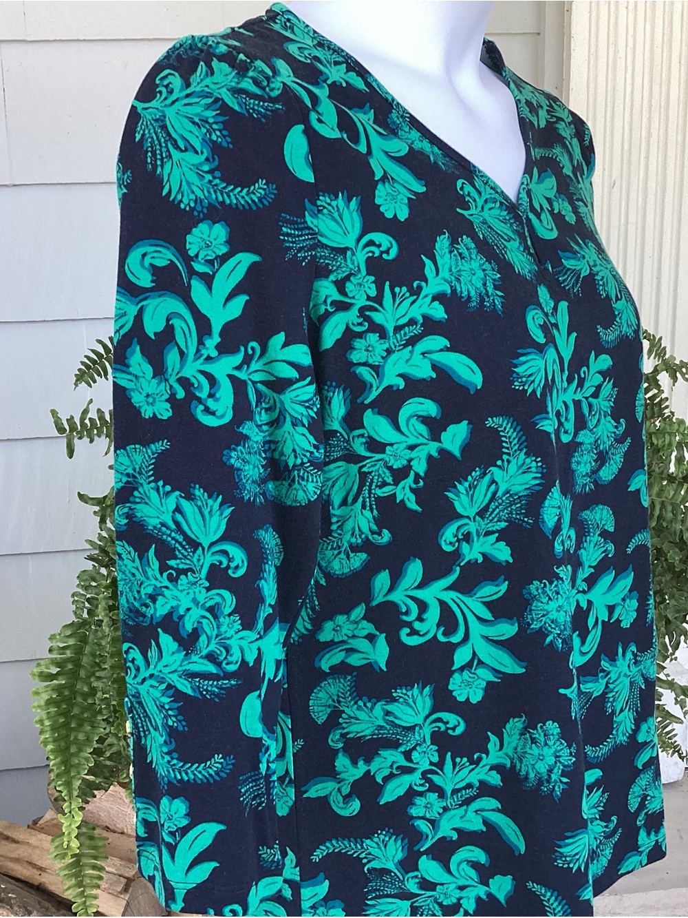 LIz Claiborne Women's Navy V-Neck 3/4 Sleeve Top with Teal Floral Print ÑWT M